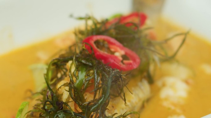 令人惊叹的慢动作和放大镜头的秘鲁菜，鱼优雅地端上一个白色的盘子和烟