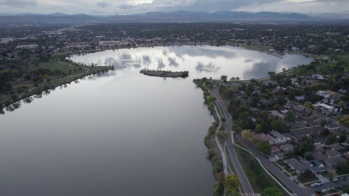 一架4K高空无人机拍摄的斯隆湖，这是科罗拉多州丹佛市最大的湖泊，也是该市第二大公园的所在地，还有无数