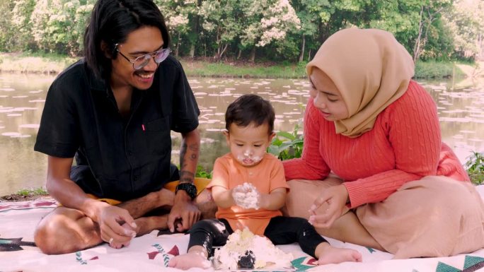 现代穆斯林家庭庆祝一岁生日和玩生日蛋糕