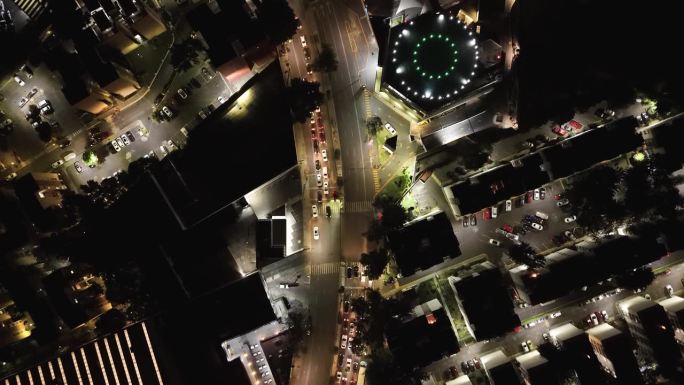 无人机拍摄的大学大道夜景。住宅区，直升机场。Coyoacan。CDMX
