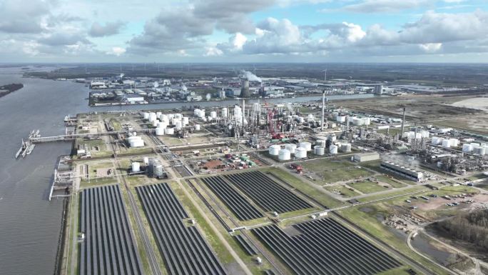 在莫尔戴克重工业区内，包括沿荷兰Diep运河的石化精炼厂、太阳能电池板和航运运输路线。空中鸟瞰无人机