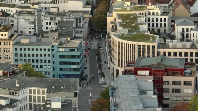 傍晚飞行在斯图加特市中心的交通街道屋顶航拍全景4k德国