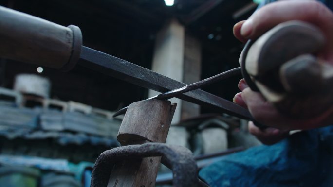 《传统工艺：锻铁匠人的精密磨刀技术》