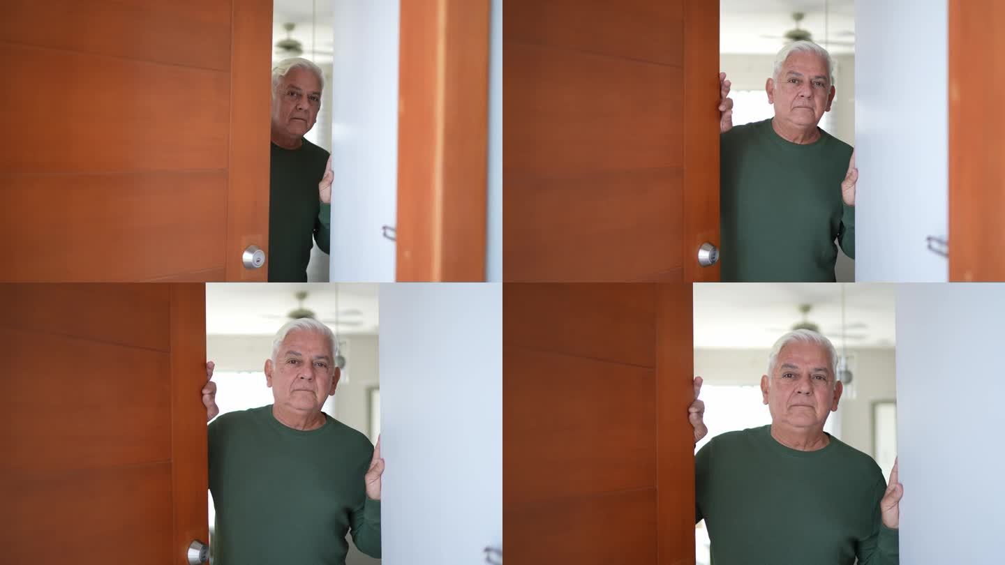 一位老人打开房门的画像