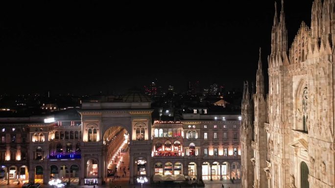 欧洲，意大利，米兰，01-26-2024米兰大教堂广场，夜间无人机鸟瞰图-时尚之都市中心观光旅游景点