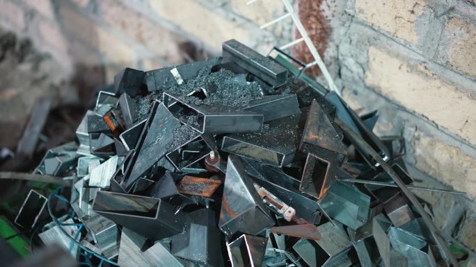 收集切割后的金属碎片进行进一步的回收处理，将多余的废钢堆在车间的塑料容器中，重金属工业的工作过程
