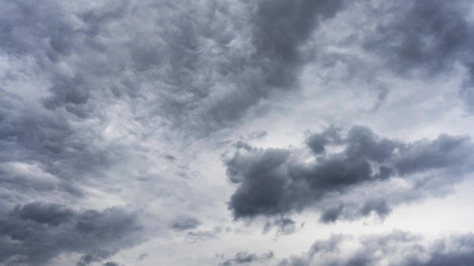 乌云滚滚暴风雨的天空