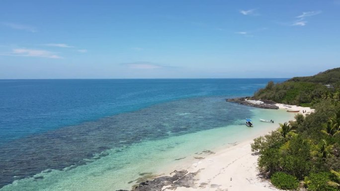 空中无人机视图与天堂斐济岛180度全景。白色的沙滩和棕榈树。船在碧蓝清澈的海水中航行。旅游胜地
