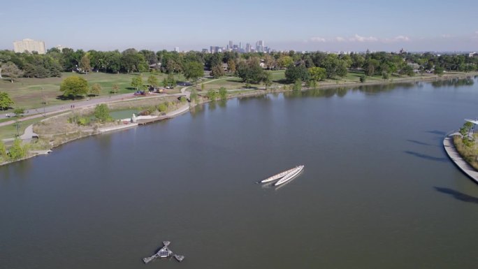 一架4K高空无人机拍摄的斯隆湖，这是科罗拉多州丹佛市最大的湖泊，也是该市第二大公园的所在地，还有无数