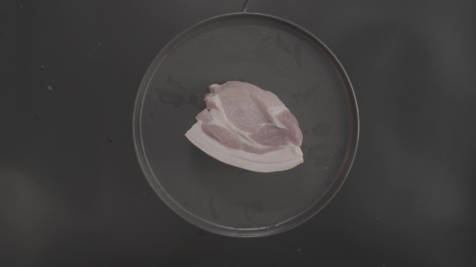 垂直拍摄猪肉五花肉食物美食食材旋转4K