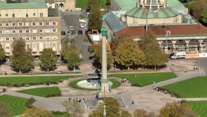 白天飞行在斯图加特城市中央公园广场喷泉航拍全景4k德国