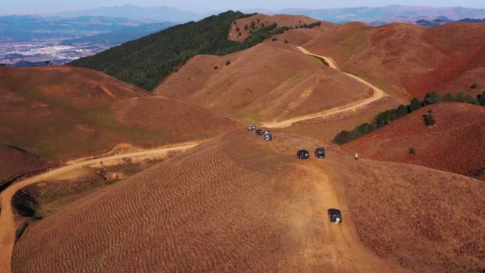 汽车行驶在大山里