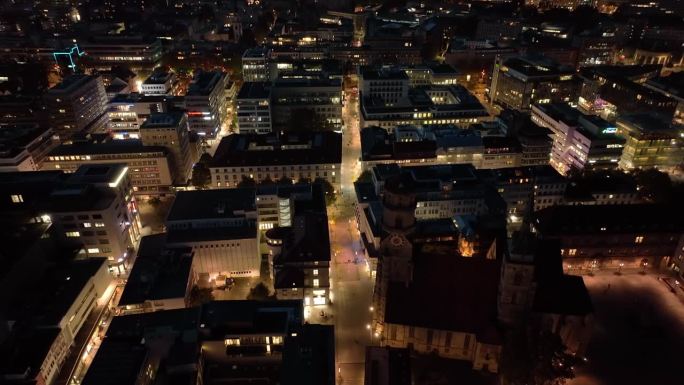 夜间照明斯图加特市中心空中俯视全景4k德国