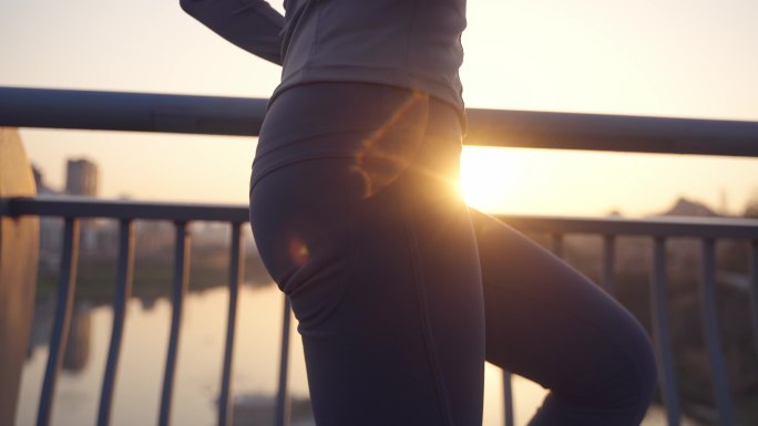 4K实拍女子在夕阳下跑步健身