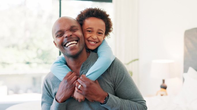 笑嘻嘻的，面或父亲带着快乐的孩子在家里拥抱关怀，安全或爱在一起放松。微笑，非洲或单亲父亲带着有趣的孩