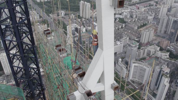 高楼大厦建筑工人高空作业焊接