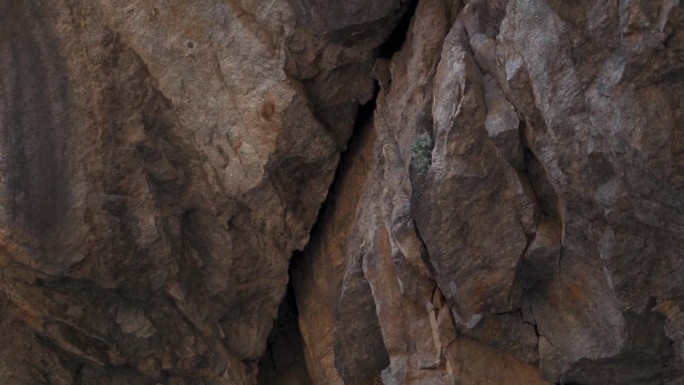 印度喜马偕尔邦金纳尔落基山脉裂缝的特写镜头。由于山体滑坡，落基山脉上有裂缝。由于雨后的裂缝，在山上旅
