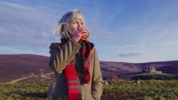清新的空气，单一麦芽威士忌，苏格兰高地的女人