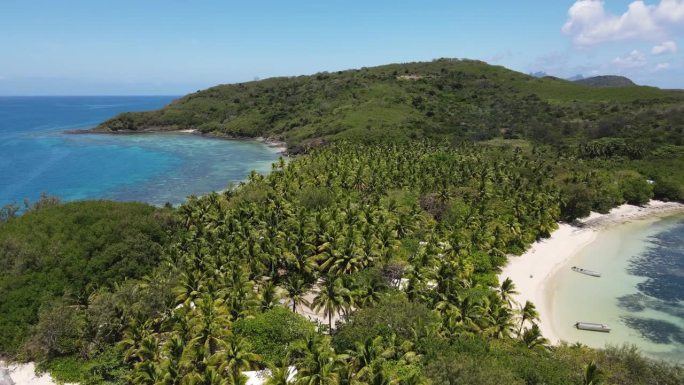 斐济的原始热带岛屿，有着令人惊叹的绿松石水、珊瑚礁、棕榈树和白色沙滩。