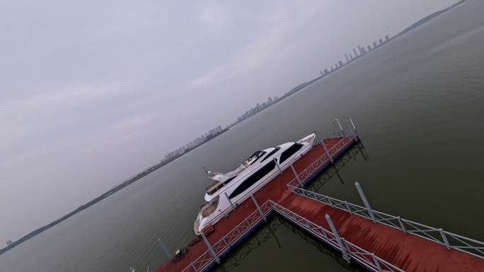 武汉藏龙岛运动中心汤逊湖边的游艇穿越机