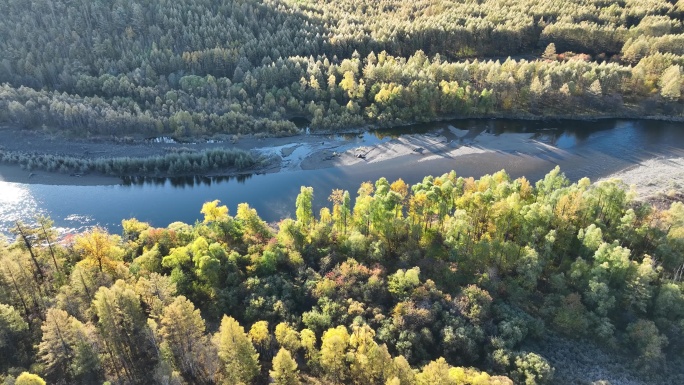 金秋山林河湾