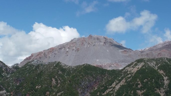 柴腾火山，火山锥喷出的烟柱。在智利巴塔哥尼亚。