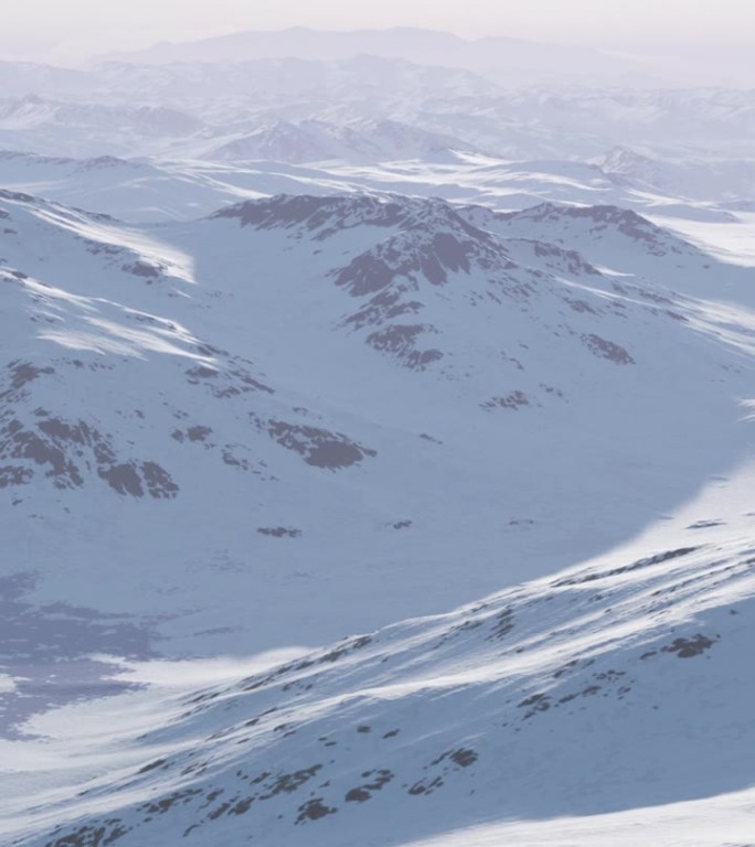 从空中俯瞰白雪覆盖的山峰，令人叹为观止