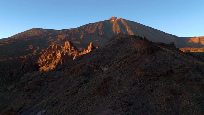 日落时分的Pico del Teide和Pico Viejo