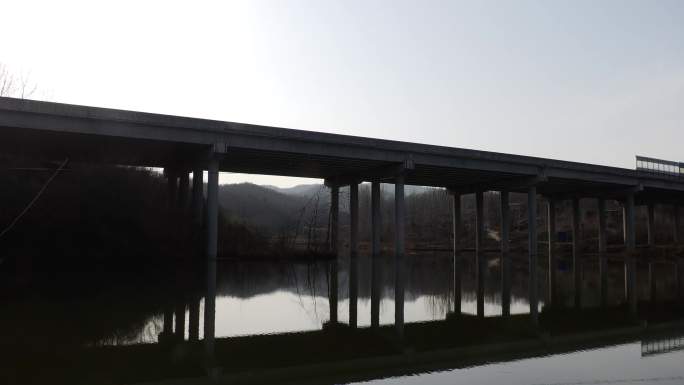 水中的高速公路桥影子