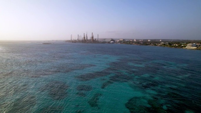 阿鲁巴南部海岸的海水淡化厂