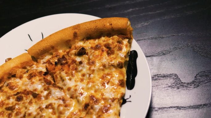 经典的烤豆披萨片在盘子里的特写。