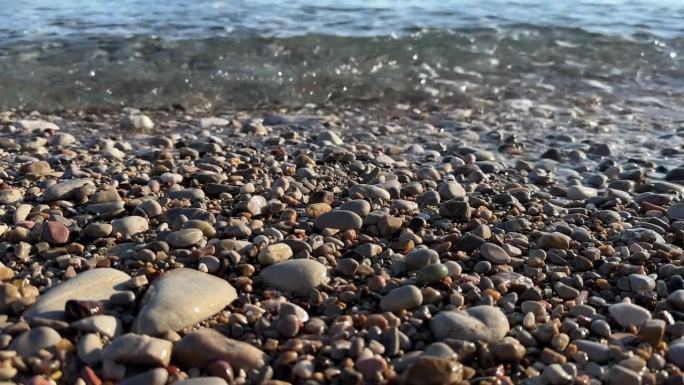 潮湿的鹅卵石和平静的大海拉近了距离。小时刻的快乐