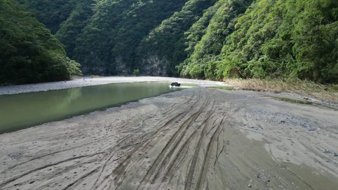 越野4x4穿越河流，穆夏斯阿瓜斯在多米尼加共和国。空中向前