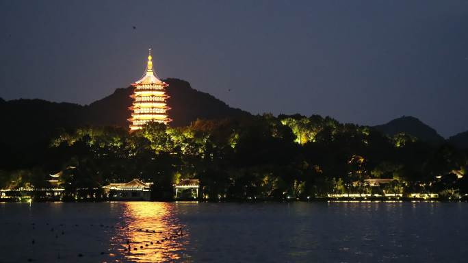 中国浙江杭州的雷峰塔和西湖的夜景倒影