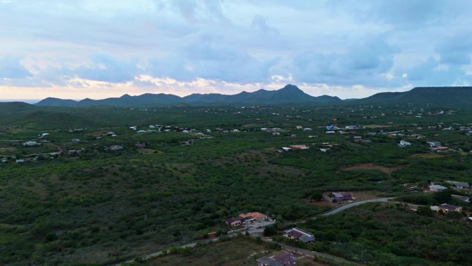 在库拉索岛徒步旅行的克里斯托费尔伯格的壮丽景色与乡村的乡村住宅