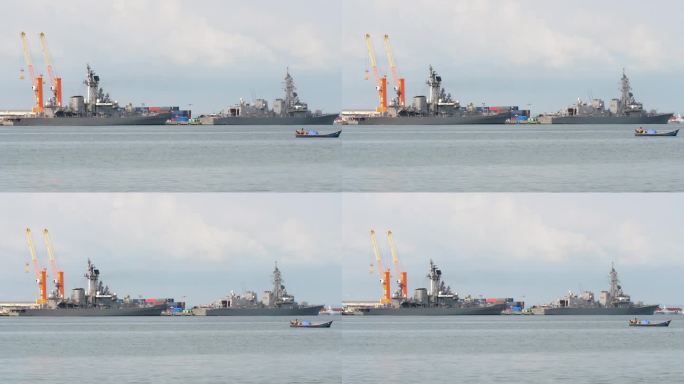 放大画面，两艘日本驱逐舰停靠在西哈努克港，