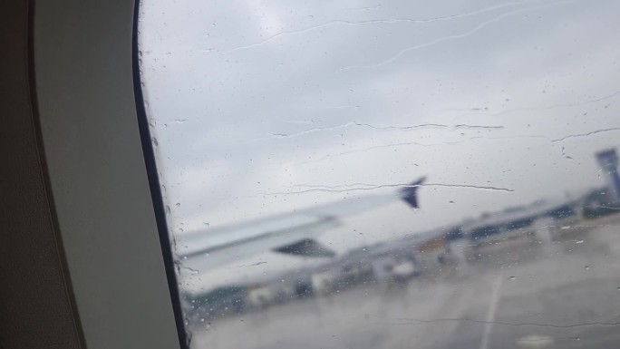 雨中起飞时飞机窗面上的雨滴