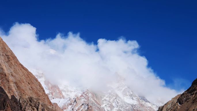 壮观大气雪山云海翻腾如海潮