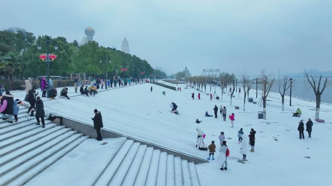 4K航拍汉口江滩滑梯天然滑雪场雪景