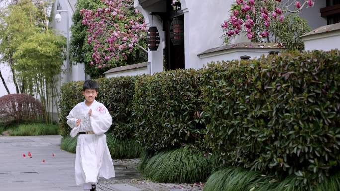 （慢镜）古风建筑汉服男孩活力奔跑