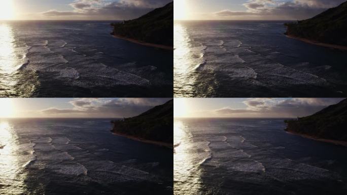 无人机拍摄的画面显示，随着太阳在水面上的反射，太平洋翻滚的海浪在檀香山附近的夏威夷瓦胡岛海岸荡起涟漪