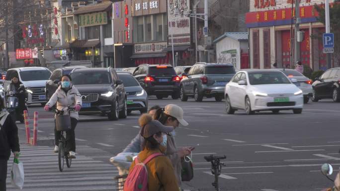 街景十字街头过马路骑车上班族城市日出日落