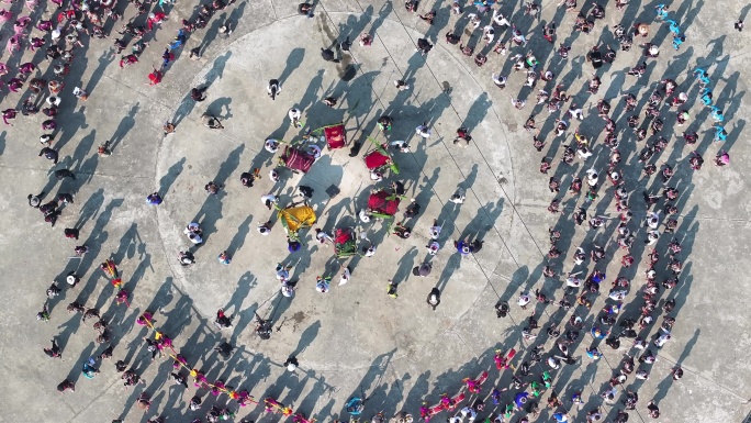 德昂族龙阳节上人群围成圆形跳舞