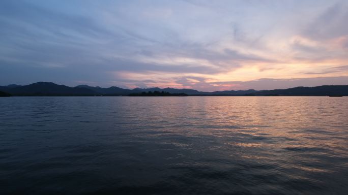 中国浙江杭州的西湖日落时的超广角风光