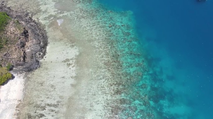 鸟瞰天堂海滩，海岸和珊瑚礁在一个热带海湾与绿松石水。度假目的地在田园诗般的岛屿德拉瓦卡，斐济，太平洋