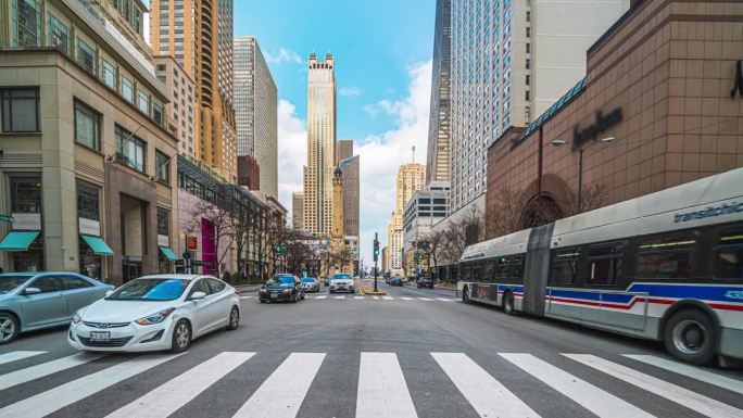 美国伊利诺斯州芝加哥市中心现代建筑中拥挤的行人、游客步行和穿越“壮丽一英里”十字路口高峰时段交通的时