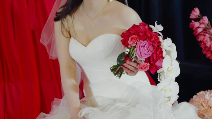 新娘手里的红色鲜花