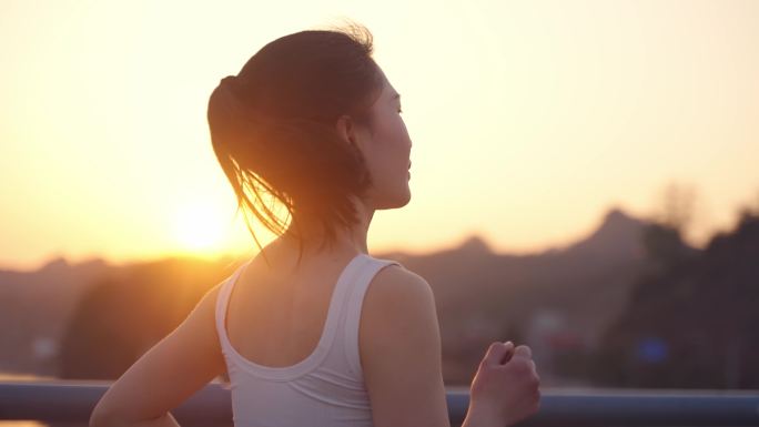 夕阳下奔跑的女人
