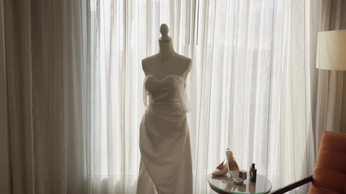 新娘准备时，酒店房间的模特穿着白色长裙。婚礼的细节