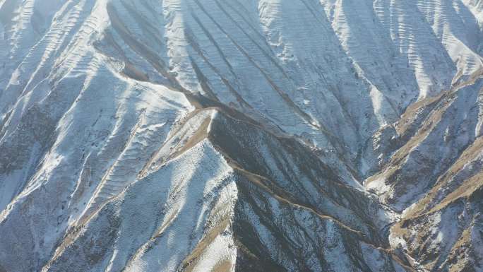 积雪覆盖的大山